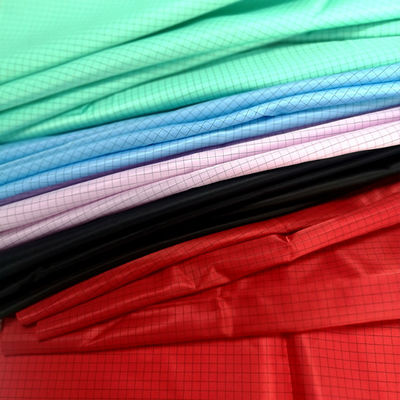 98% Polyester 2% Sợi carbon ESD 5MM Vải lưới cho hàng may mặc trong phòng sạch